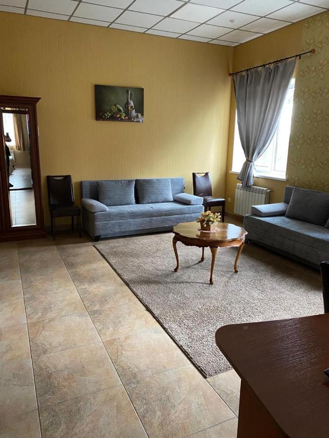 Hotel Gostynnyi Dvir Bucha Exterior foto