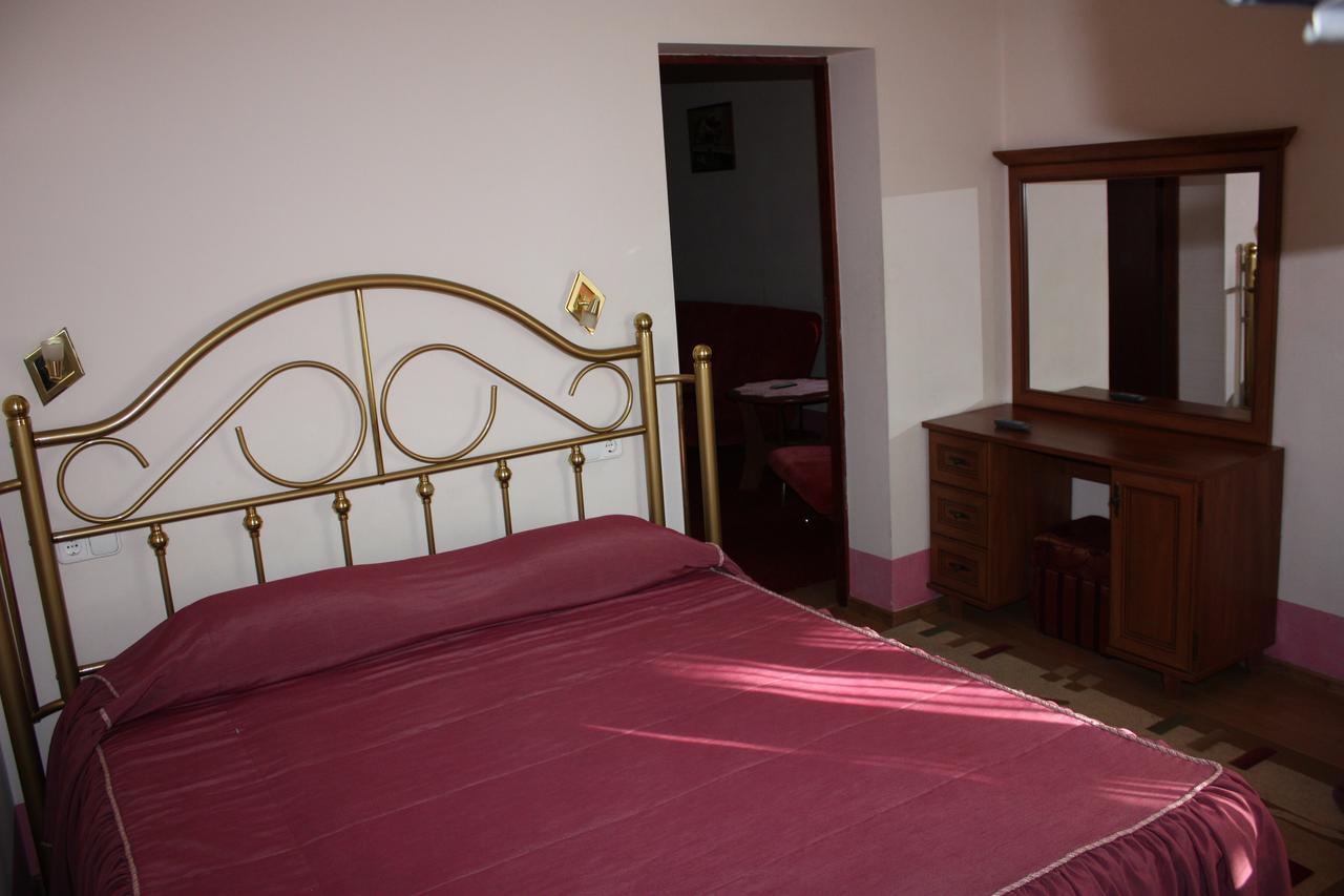 Hotel Gostynnyi Dvir Bucha Exterior foto